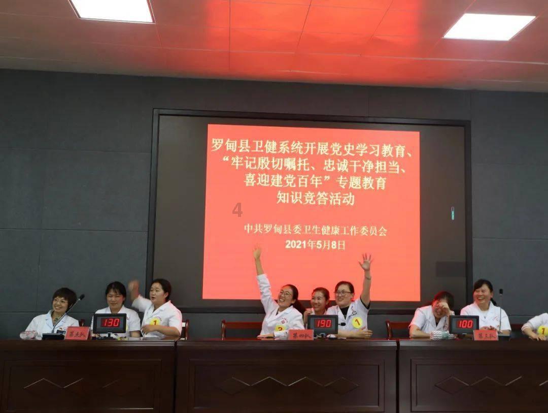 可爱小猫向上跳